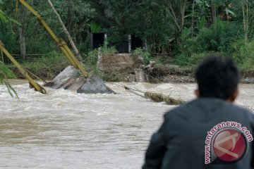 Jembatan ambruk membuat desa di Cianjur ini terputus dari dunia luar