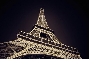 Eiffel padamkan lampu untuk korban serangan London