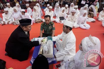 79 pasangan pengantin Surabaya ikuti nikah massal