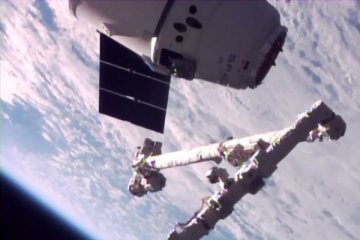 Pesawat daur ulang pertama SpaceX tiba di stasiun antariksa