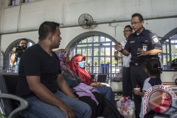 Pemudik manfaatkan "arena ramah anak" Stasiun Senen