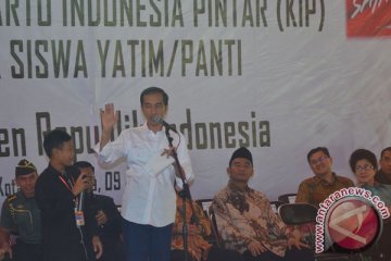 Jokowi serahkan KIP di SMPN 2 Tasikmalaya