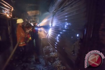 Puluhan kios Pasar Induk Kramat Jati terbakar