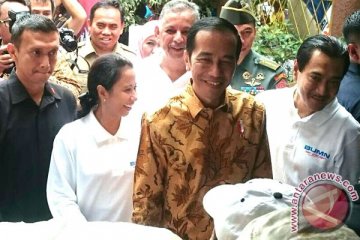 Presiden Jokowi "blusukan" saksikan pembagian sembako di Rawa Bebek