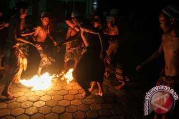 Sepak bola api ramaikan Ramadhan di Kenjeran Surabaya