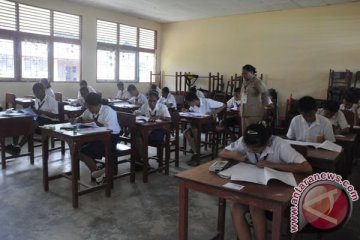 Para guru SMKN Serui Papua mogok mengajar