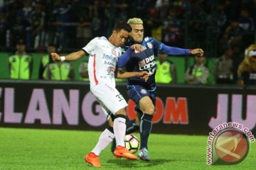 Arema kandaskan Bali United 2-0