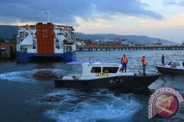 Berswafoto, seorang penumpang kapal terjatuh di Selat Bali