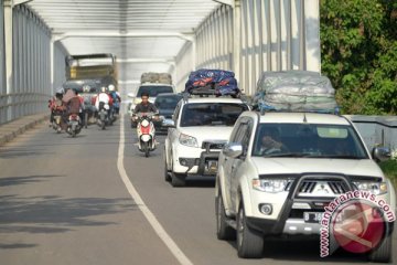 Ratusan kendaraan lintasi jalur lintas timur Jambi-Riau