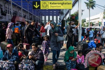 Meski sudah H+5, pemudik masih padati Stasiun Pasar Senen