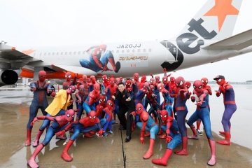 Maskapai ini hadirkan 40 Spider Man di dalam pesawat