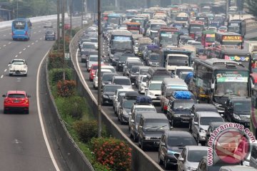 Arus lalu lintas di tol Jakarta-Cikampek masih padat