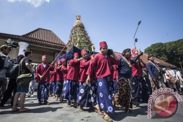 Ratusan warga berebut gunungan Grebeg Syawal