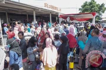 Truk mogok di perlintasan KA Citeras-Rangkasbitung penumpang menumpuk