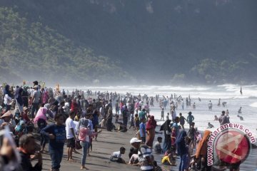 Pantai parangtritis dikunjungi 81.100 wisatawan saat libur Natal