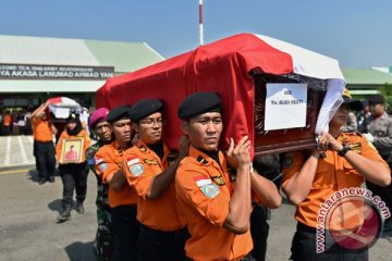 Upacara militer lepas kepergian jenazah korban helikopter Badan SAR Nasional