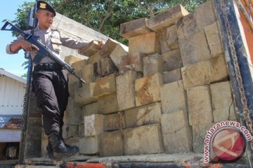 30 ton kayu olahan disita polisi di Aceh