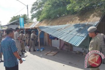 POL PP BONGKAR KIOS MELANGGAR