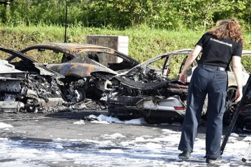 Porsche dibakar jelang G20 di Hamburg