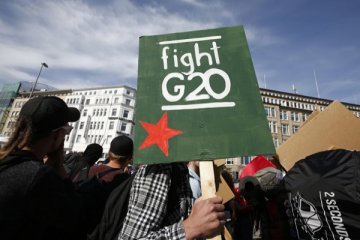 Pemrotes G20 Hamburg bentrok dengan polisi