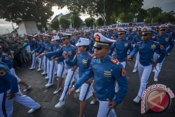 Calon perwira remaja TNI AU kirab pamit warga Yogyakarta