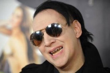 Marilyn Manson tertimpa properti panggung saat konser