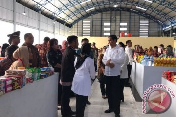 Presiden Jokowi berkeliling di pasar Maros baru