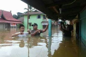 Polisi Katingan Evakuasi Korban Banjir