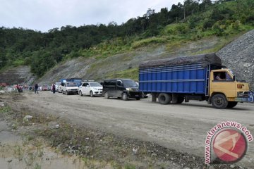 Hujan deras akibatkan longsor jalan Palu-Kulawi