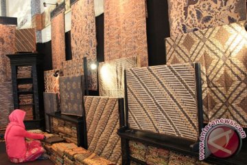 Hari ini ada seminar bisnis, pameran batik