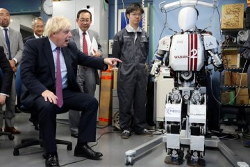Menlu Inggris bertemu robot canggih di Jepang