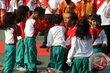 Jokowi ajak anak-anak jauhi perundungan dengan sulap