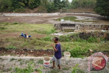Kekeringan, warga Karawang gunakan air sungai untuk MCK