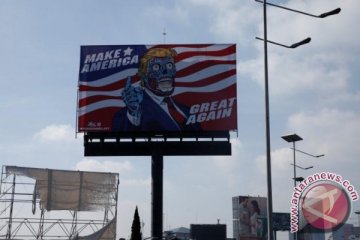 Papan reklame ini jadi cara seniman ejek Donald Trump