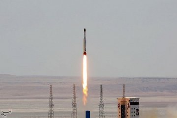 Iran sukses uji roket peluncur satelit