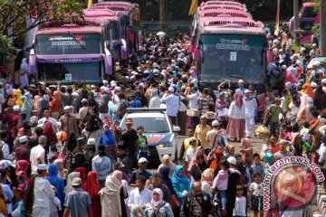 Pengantar calhaj Karawang keluhkan tingginya biaya parkir