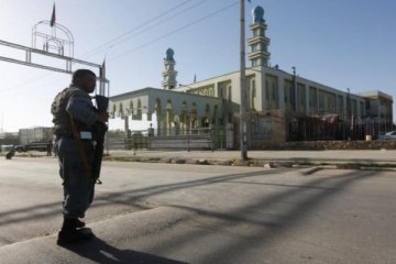 Dua pembom bunuh diri serang dua masjid di Afghanistan, tewaskan 72 orang