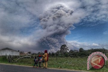 Ribuan warga terdampak abu vulkanik Gunung Sinabung