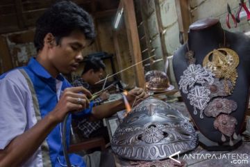 KARAJINAN TOPENG TEMBAGA