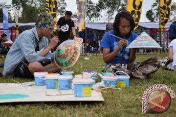 Melukis caping, mewarnai Dieng Culture Festival 2017