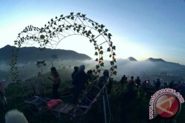 Peserta Dieng Culture Festival ramai-ramai nikmati matahari terbit