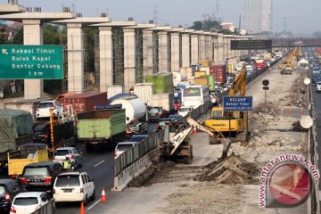 Jalan tol Jakarta-Cikampek ditutup satu jalur terkait proyek tol layang