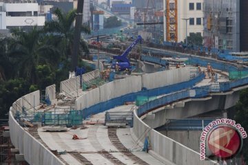 Dinding MRT timpa kendaraan di Panglima Polim