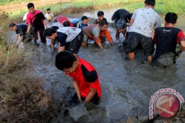 LOMBA MENANGKAP IKAN LELE