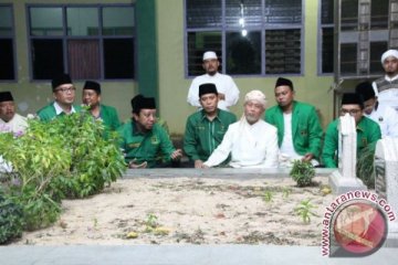 Romahurmuziy ziarah makam pejuang PPP Alawy Muhammad