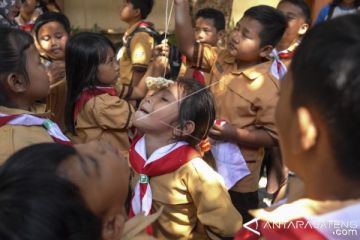 LOMBA MAKAN KERUPUK