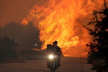 Kebakaran di Yunani sulit dipadamkan karena angin kencang