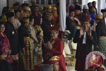 Upacara detik-detik proklamasi, Jokowi berpakaian adat Tanah Bumbu