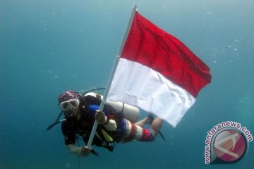 PENGIBARAN BENDERA BAWAH LAUT