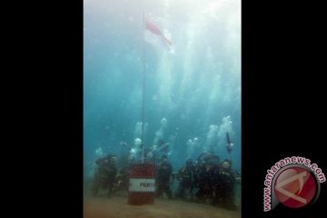 PENGIBARAN BENDERA BAWAH LAUT